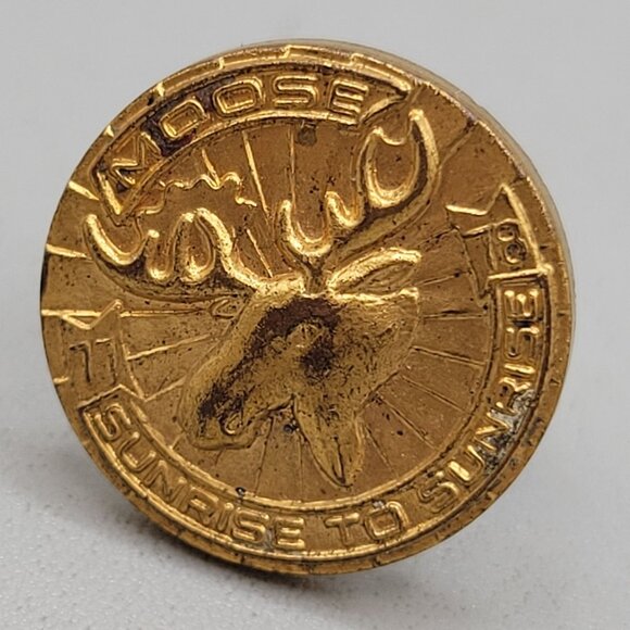 Moose Fraternal Order Sunrise To Sunrise Gold Tone Lapel Pin Badge 1977 - 1978 - Picture 1 of 5
